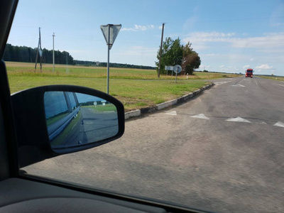 驾驶时镜中道路的交通观