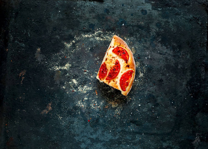 小片自制比萨饼玛格丽塔在老式生锈的金属背景, 平衡的食物概念, 复制空间, 特写, 孤立。平躺