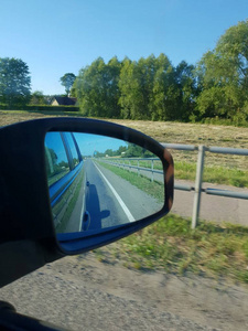 驾驶时镜中道路的交通观