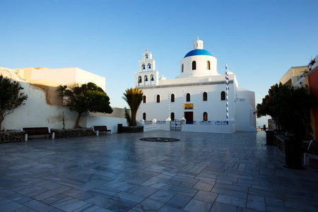 传统的白色建筑，在圣托里尼岛伊亚日出