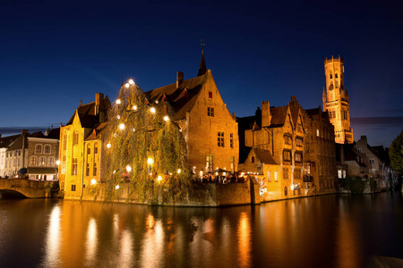 历史中世纪城市的布鲁日与河运河黄昏时分，比利时