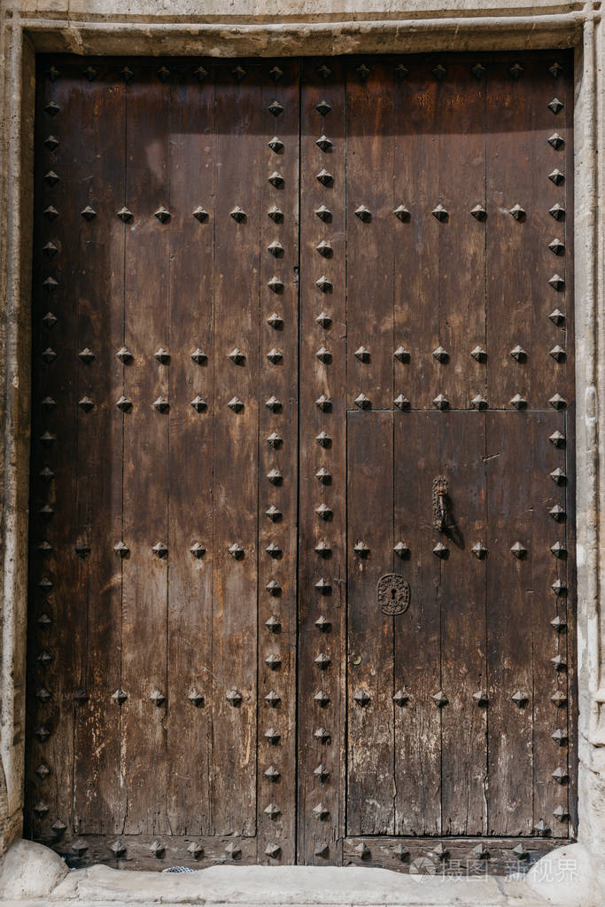 西班牙一个美丽的古老的金属铆钉木门