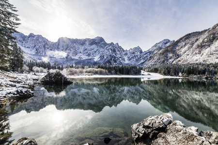 第一场雪在山下湖