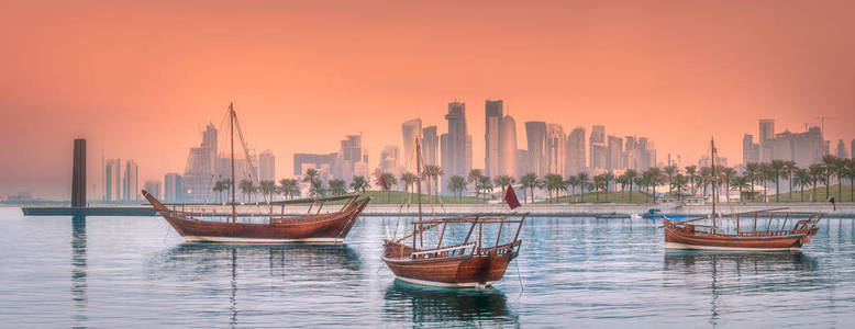 多哈海港传统的阿拉伯三角帆船船