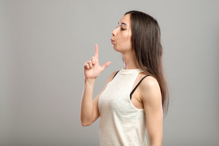 年轻女人吹开了她的标志照片