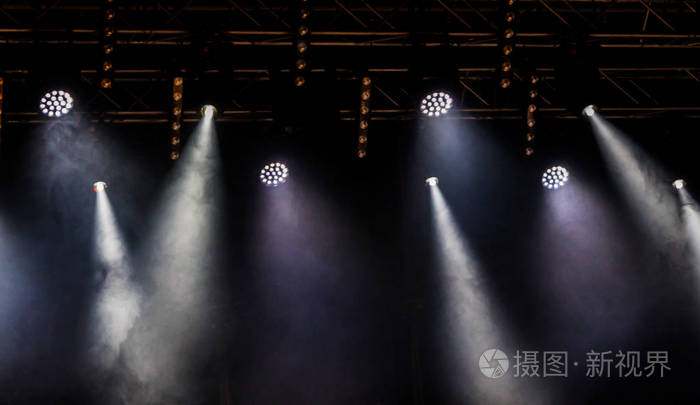 舞台灯.几台投影仪在黑暗中.黑暗中弥漫着明亮的彩色聚光灯.舞台灯光,