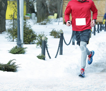 马拉松比赛在街头的冬天