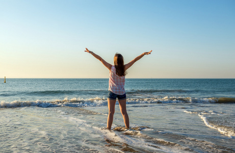 幸福的年轻女人喜欢夏天和海