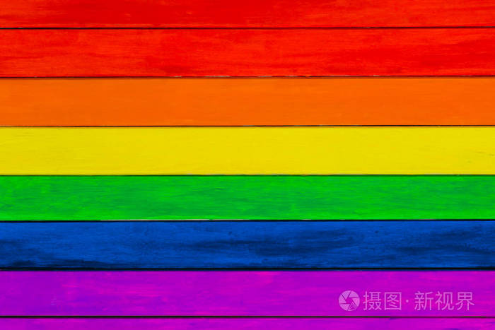 修剪在彩虹的颜色.多彩的木制背景.同性恋的旗帜