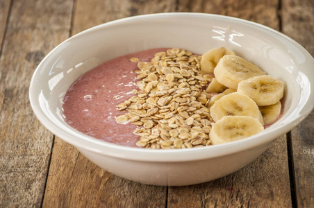 健康牛奶什锦早餐与酸奶 麦片 草莓和香蕉