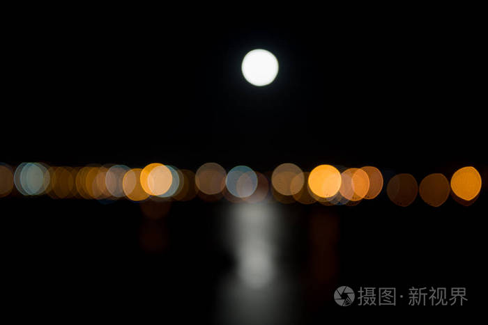 散景灯。在夜晚模糊的灯笼的背景下