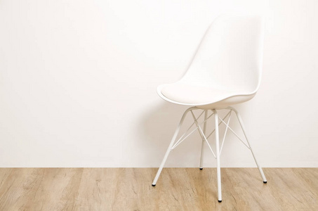 单一典雅的白色阁楼风格的椅子独自站在木地板上的空房间, 大的空白墙背景。文本的大复制空间。只有一个空位。人力资源招聘活动理念