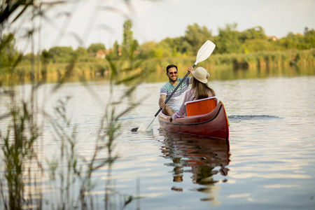情侣划船爱的情侣划船在湖上的夏天天照片