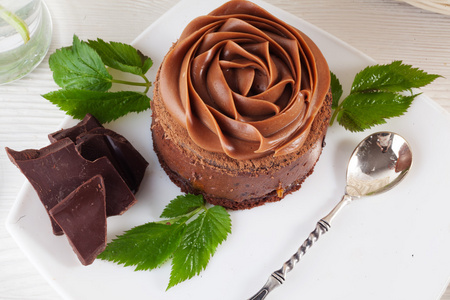 玫瑰美丽的板奶油巧克力慕斯蛋糕