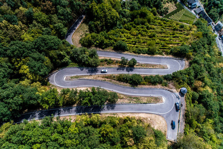 蜿蜒的路蜿蜒从高山通行证在 mosel 村庄 Brodenbach 德国鸟瞰图