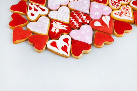 情人节那天饼干。情人节那天，心形饼干。红色和粉色心形饼干。情人节那天背景。浪漫无缝模式用饼干的心