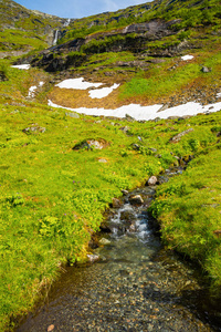 挪威 Dalsnibba 山附近的 Geiranger 山谷瀑布