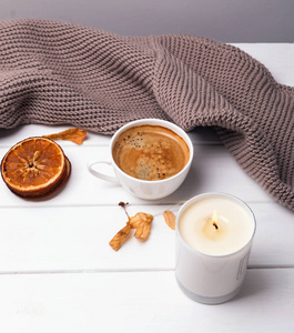 咖啡, 蜡烛和针织毛衣。秋天静物