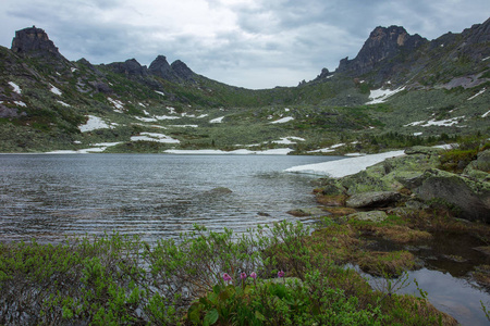 山是非常干净和清澈的湖。壮观的夏天风景在山。美丽的自然景色