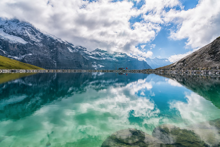 湖中倒映的瑞士阿尔卑斯山的壮丽景色