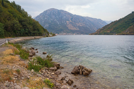 多云的地中海景观。黑山, 位于 Verige 海峡附近的 Kotor 亚得里亚海 湾