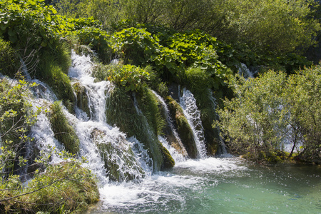 美丽的瀑布十六湖国家公园，克罗地亚的夏天视图