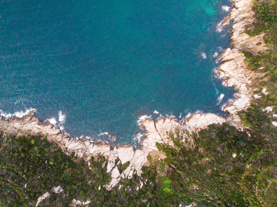 空中无人机视图的岩石和海浪在 Erdek TurankoyBalikesir。自然在城市