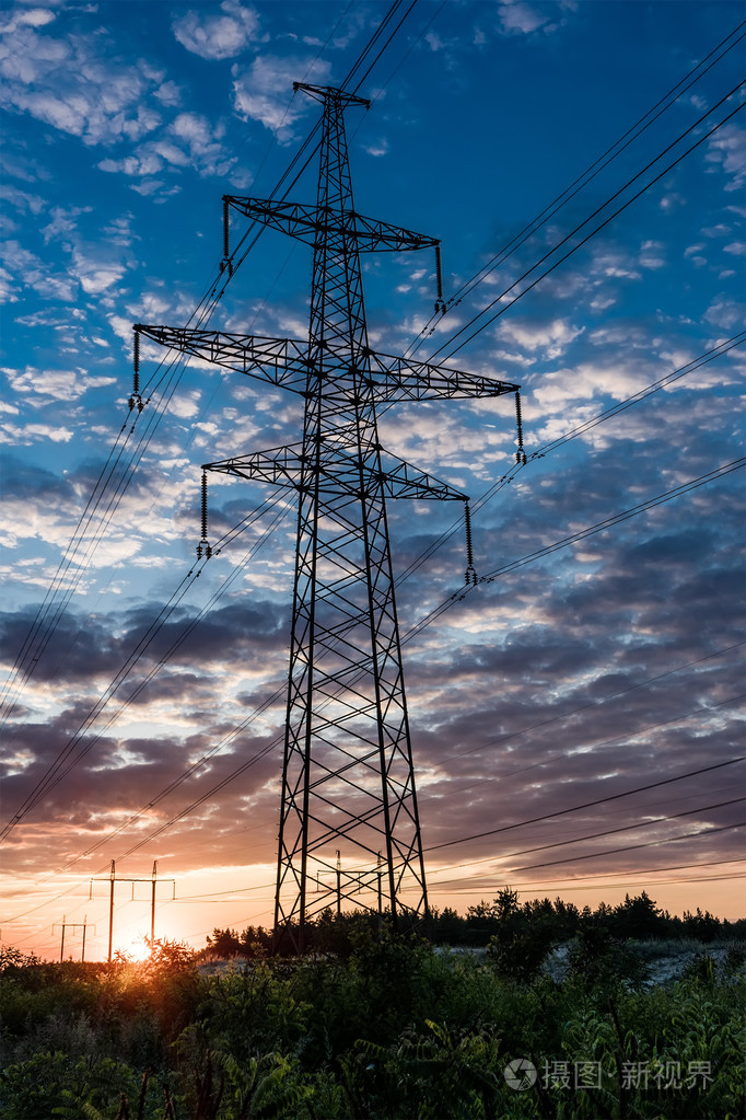电力线路上的一个美丽的黄昏,太阳与背景