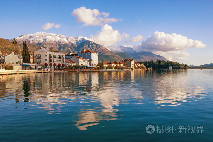 美丽的冬天地中海风景和它的反射在水中黑山蒂瓦特市路堤lovcen山雪山