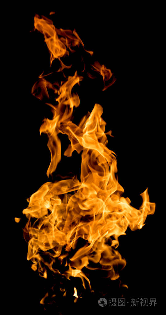 在黑色背景上的火焰火