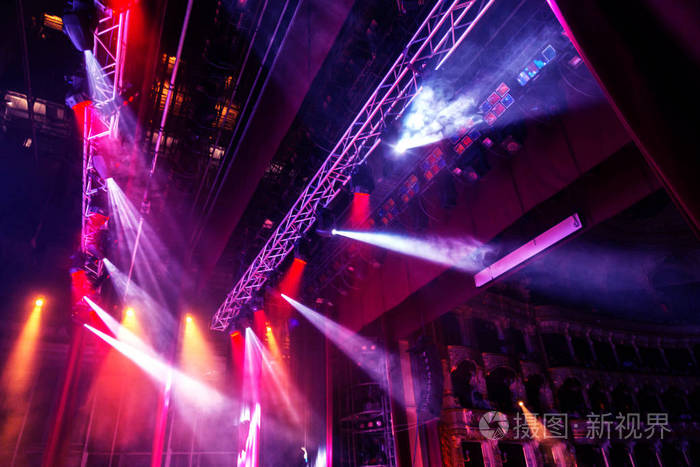 黑暗中弥漫着明亮的彩色聚光灯.舞台灯光, 摇滚音乐会.照明设备.