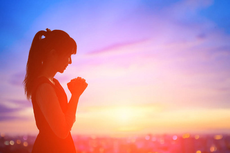 女人祈祷虔诚与日出照片