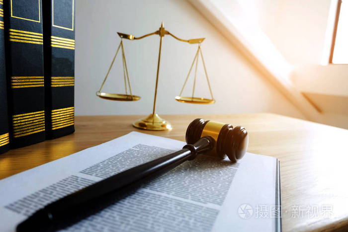 关闭对象法概念.法官槌与正义律师和文件工作在桌上