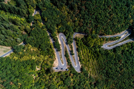 蜿蜒的路蜿蜒从高山通行证在 mosel 村庄 Brodenbach 德国鸟瞰图