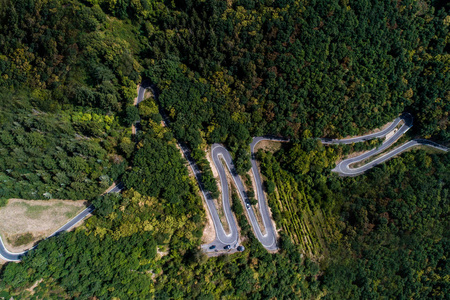 蜿蜒的路蜿蜒从高山通行证在 mosel 村庄 Brodenbach 德国鸟瞰图