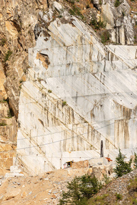 Apuan 阿尔卑斯 卑 Apuane 的白色卡拉拉大理石采石场的特写。托斯卡纳, 托斯卡纳, 意大利, 欧洲