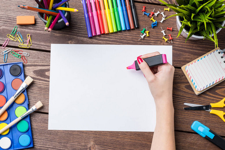 女人的手在空纸上画画.学校或艺术背景照片