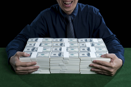 三个人有钱收背景