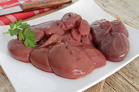 粉圆饼配合的成分生牛肉肾红色保留墨西哥肾豆白色背景的肉肾脏分离