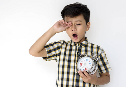 困恼的年幼的培养母亲令人欣慰的拥抱被收养的小孩英语字母表中的第四