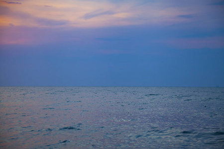 日落时美丽的大海。海景