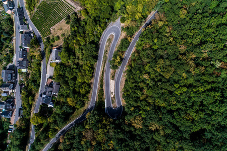 蜿蜒的路蜿蜒从高山通行证在 mosel 村庄 Brodenbach 德国鸟瞰图