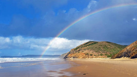 在葡萄牙的淡水河谷港海滩上的彩虹