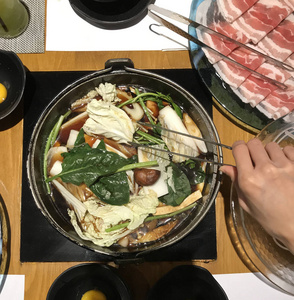 日本 nabemono 火锅菜, 在水中煮熟的肉和蔬菜, 配有蘸酱, 又称涮涮锅。食物是由餐桌上的晚餐一件熟的