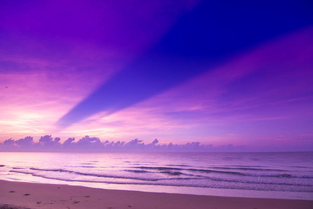 美丽的日落海滩上与紫罗兰色的天空