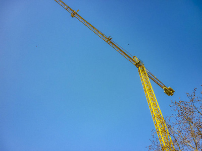 工业建筑理念蓝天背景下的低角度观鹤