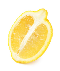 白色背景的成熟柠檬的一半