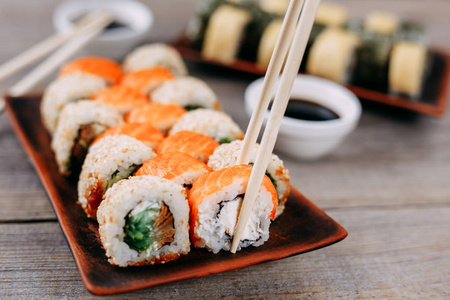 金枪鱼小卷双筷子寿司卷, 合上照片