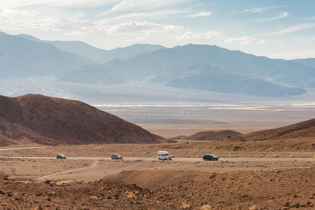 死亡谷沙漠中的汽车