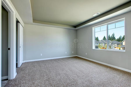 带米色地毯的新空房间。